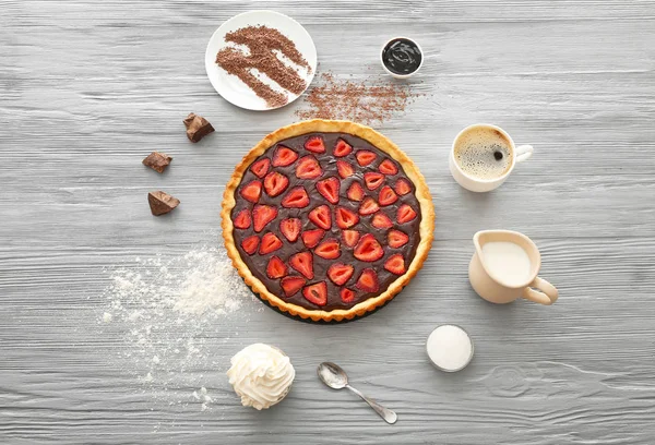 Composition avec délicieux gâteau au chocolat sur table en bois — Photo