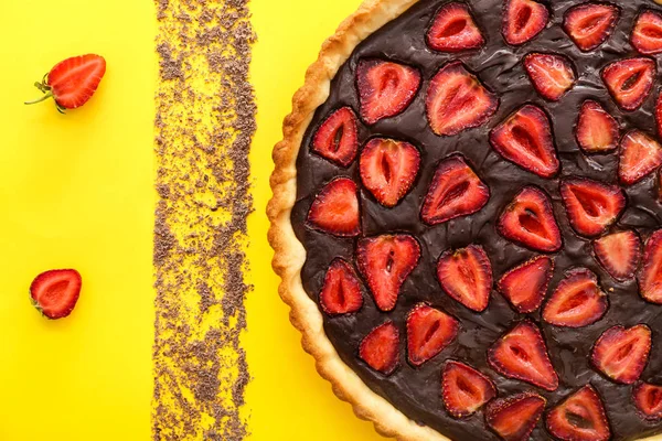 Bolo de chocolate saboroso com morango no fundo de cor — Fotografia de Stock