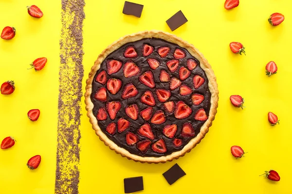 Вкусный шоколадный торт с клубникой на цветном фоне — стоковое фото