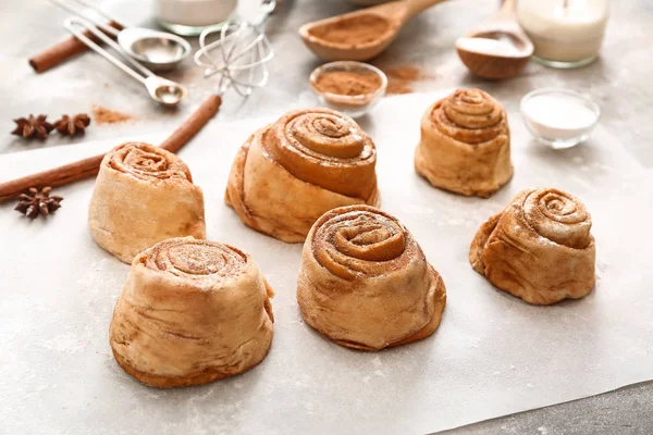 Masada lezzetli tarçınlı çörek — Stok fotoğraf