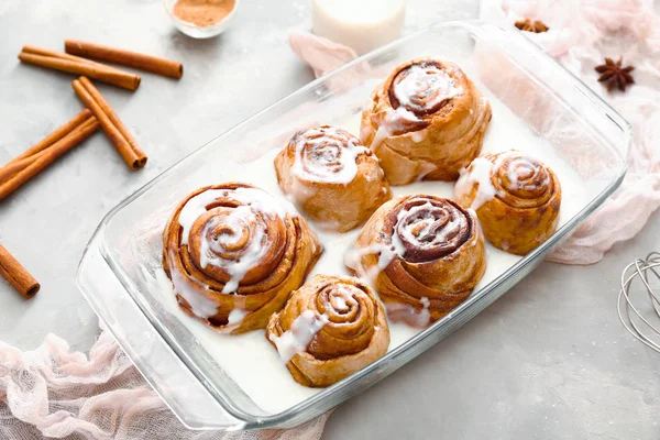 Baking tray with tasty cinnamon buns on table — Stock Photo, Image