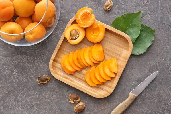 Komposisi dengan aprikot lezat pada latar belakang abu-abu — Stok Foto