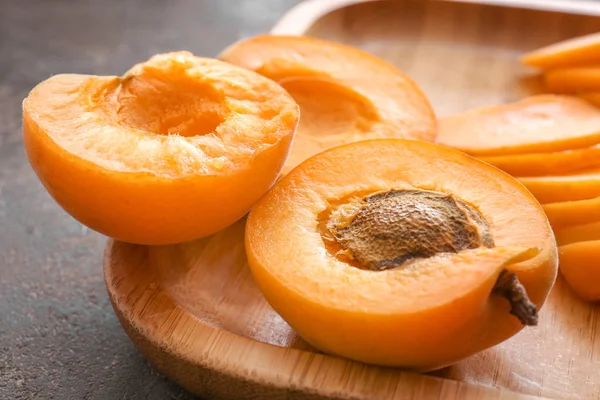 Tasty cut apricots on plate, closeup — Stock Photo, Image