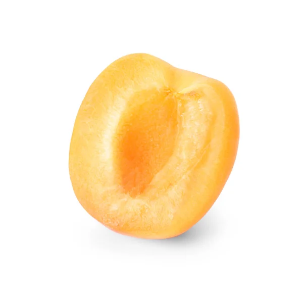 Половина вкусного абрикоса на белом фоне — стоковое фото