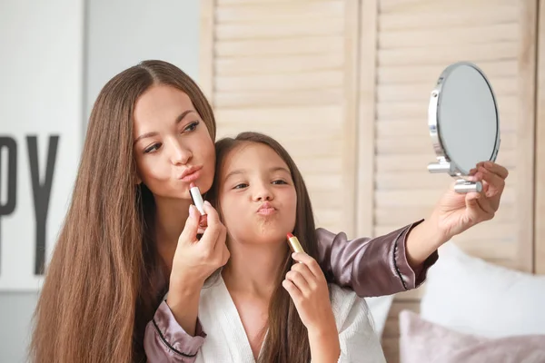 Mãe com filha fazendo maquiagem em casa de manhã — Fotografia de Stock