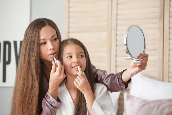 Mãe com filha fazendo maquiagem em casa de manhã — Fotografia de Stock