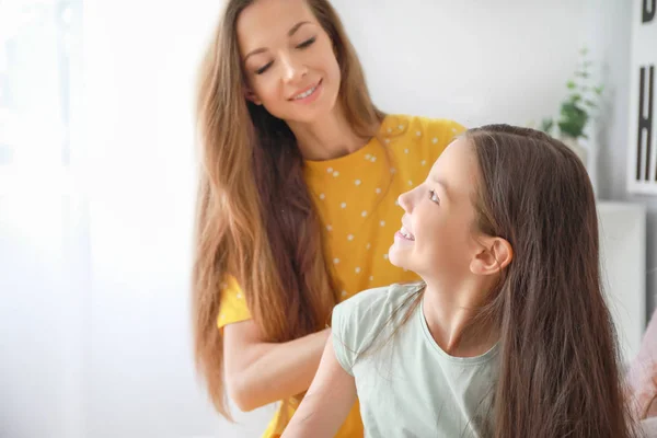 Moeder doet haar van haar dochter thuis in de ochtend — Stockfoto