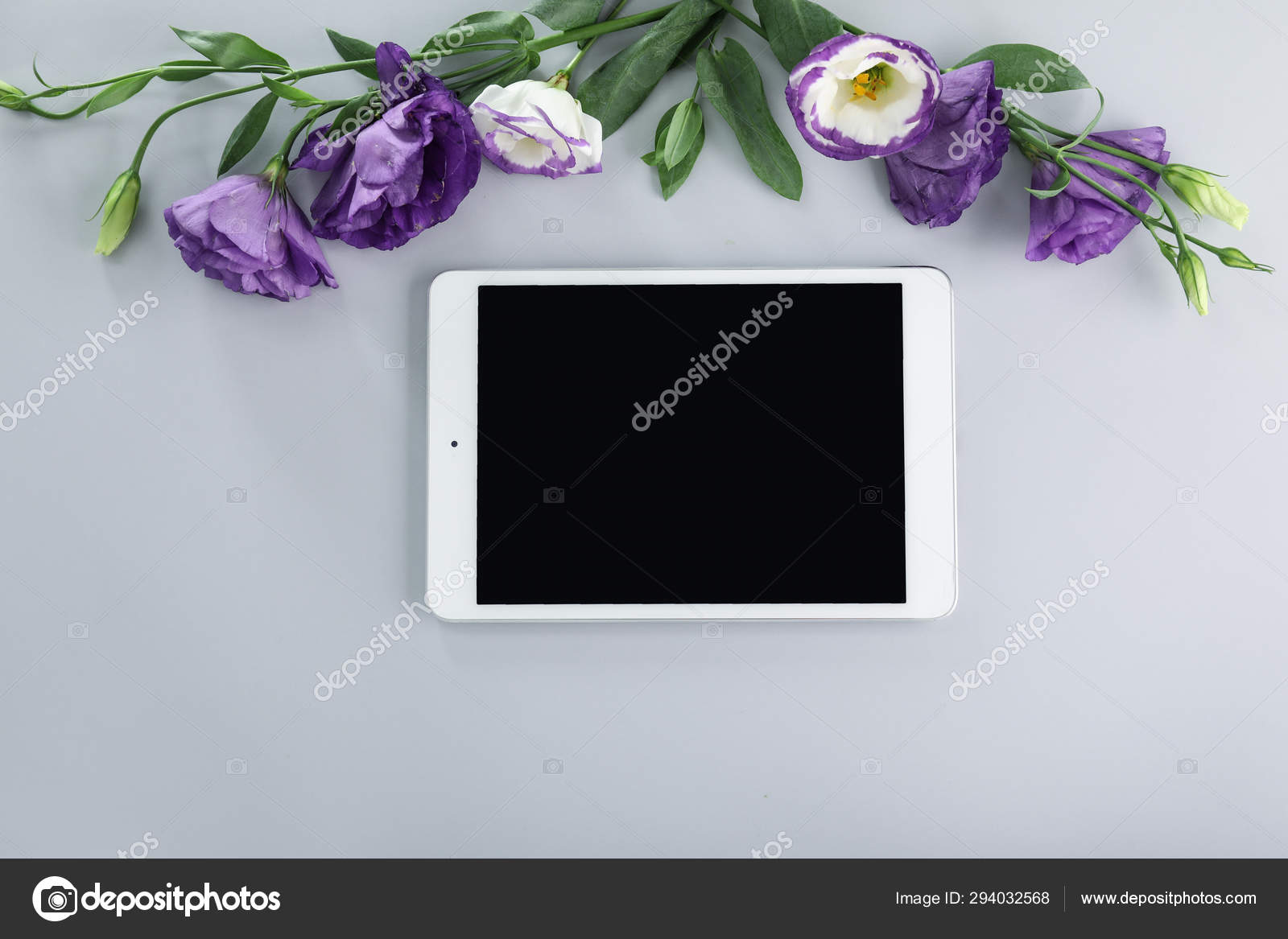 灰色背景上带花的现代平板电脑 图库照片 C Serezniy