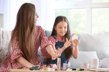Annesi evde manikür yapan tatlı bir kız.