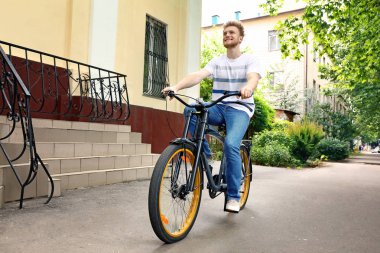 Genç adam binicilik bisiklet açık havada