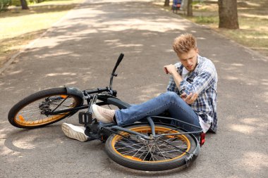 Genç adam dışarıda bisikletinden düştü