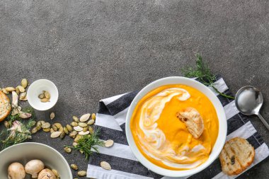 Gri masada lezzetli krema çorbası ile kompozisyon
