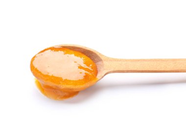 Beyaz arka planda lezzetli kayısı reçelli kaşık