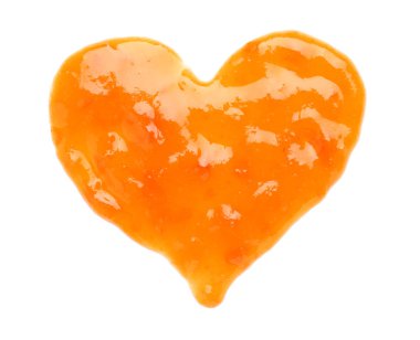 Kalp beyaz arka plan üzerinde lezzetli kayısı reçeli yapılmış