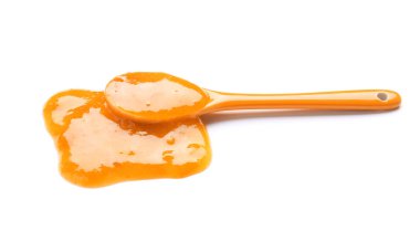 Beyaz arka planda lezzetli kayısı reçelli kaşık