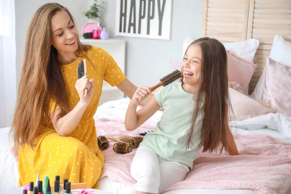 Mutter mit Tochter hat morgens Spaß zu Hause — Stockfoto