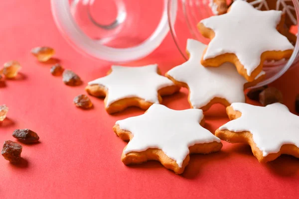 Jar with tasty Christmas cookies on color background — Stock Photo, Image