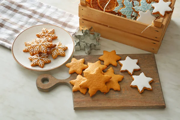 Leckere Weihnachtsplätzchen auf hellem Tisch — Stockfoto