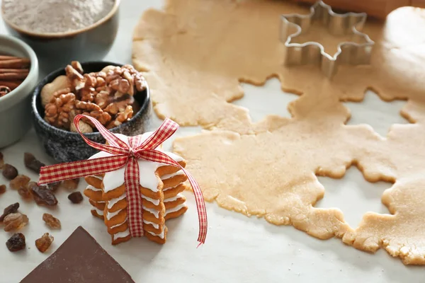 Вкусное рождественское печенье на светлом столе — стоковое фото