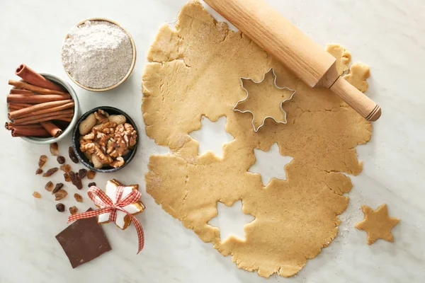 밝은 배경에 맛있는 크리스마스 쿠키 준비 — 스톡 사진