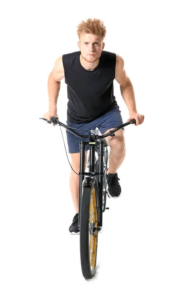 Sportig ung man ridning cykel mot vit bakgrund — Stockfoto
