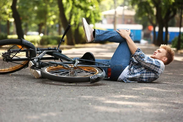 Genç adam dışarıda bisikletinden düştü — Stok fotoğraf