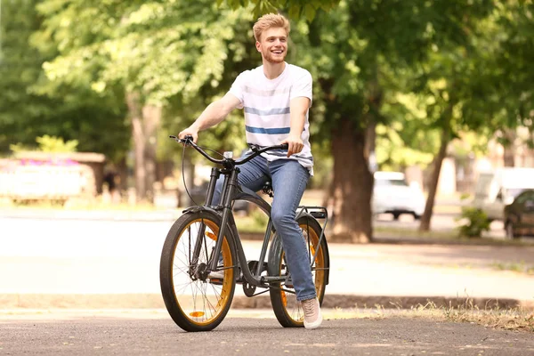 Junger Mann fährt Fahrrad im Freien — Stockfoto