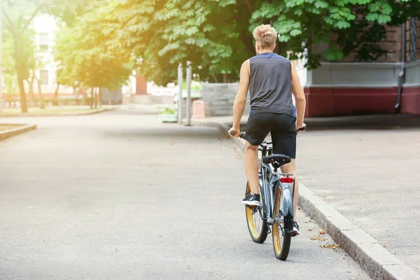 Deportivo joven montar en bicicleta al aire libre —  Fotos de Stock