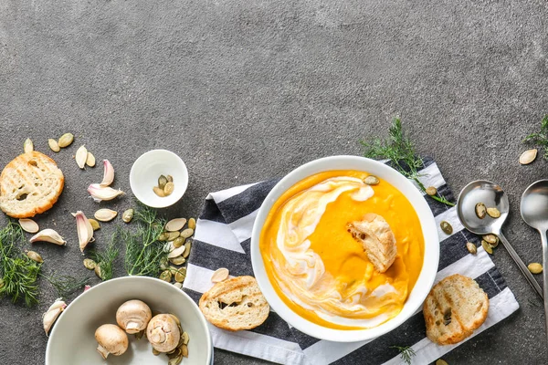 Gri masada lezzetli krema çorbası ile kompozisyon