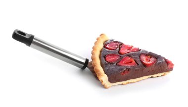 Beyaz arka planda lezzetli çikolatalı çilekli kek parçası
