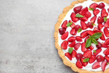 Gri masada lezzetli çilekli kek