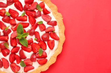 Renkli arka planda lezzetli çilekli kek