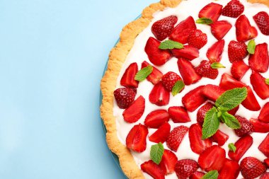 Renkli arka planda lezzetli çilekli kek