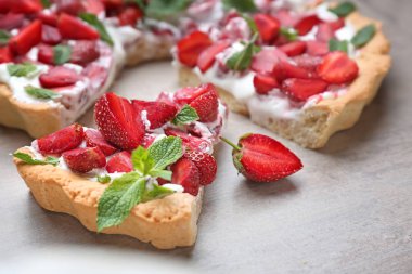 Masada lezzetli çilekli kek