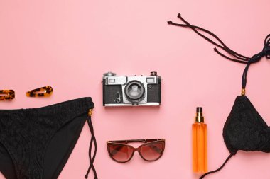 Plaj aksesuarları ve renkli arka planda fotoğraf makinesi ile kompozisyon
