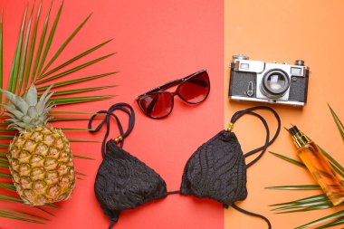 Plaj aksesuarları ve renkli arka planda fotoğraf makinesi ile kompozisyon