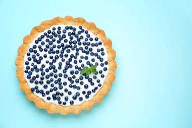 Renkli arka planda lezzetli böğürtlenli börek