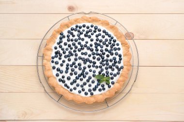 Ahşap arka planda lezzetli böğürtlenli börek