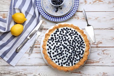 Masada lezzetli böğürtlen li pasta ile kompozisyon