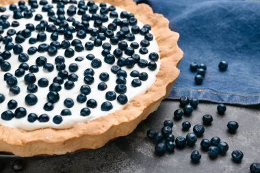 Gri arka planda lezzetli böğürtlenli börek, closeup