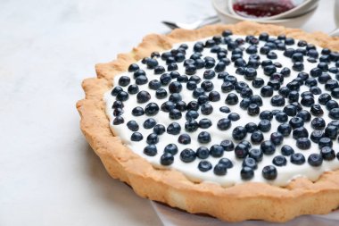 Masada lezzetli böğürtlenli börek