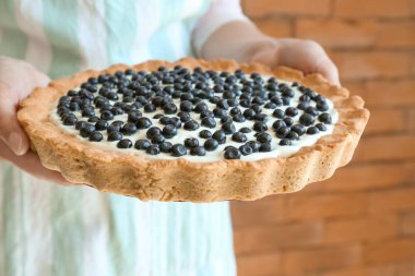 Lezzetli böğürtlenli turtalı kadın, yakın çekim