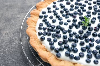 Gri arka planda lezzetli böğürtlenli börek, closeup