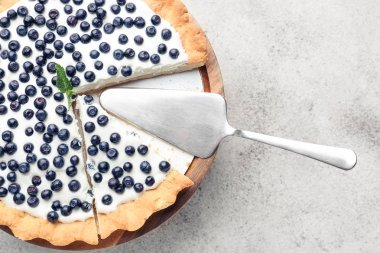 Gri arka planda lezzetli böğürtlenli börek