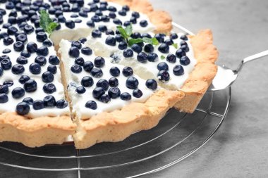 Gri arka planda lezzetli böğürtlenli börek, closeup