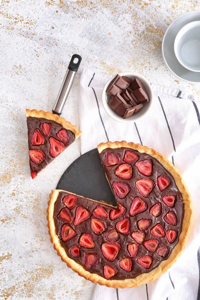 Tasty chocolate strawberry cake on light background — Stock Photo, Image