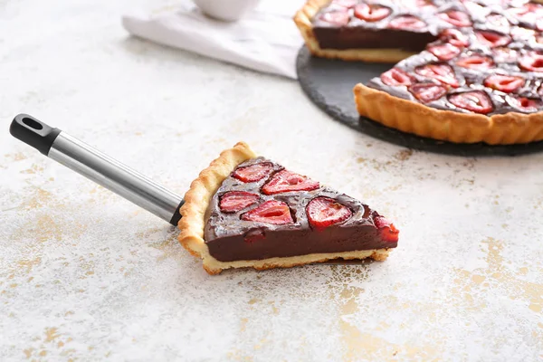 Pièce de gâteau aux fraises au chocolat savoureux sur fond clair — Photo