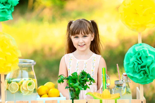 Aranyos kislány a limonádé állni parkban — Stock Fotó