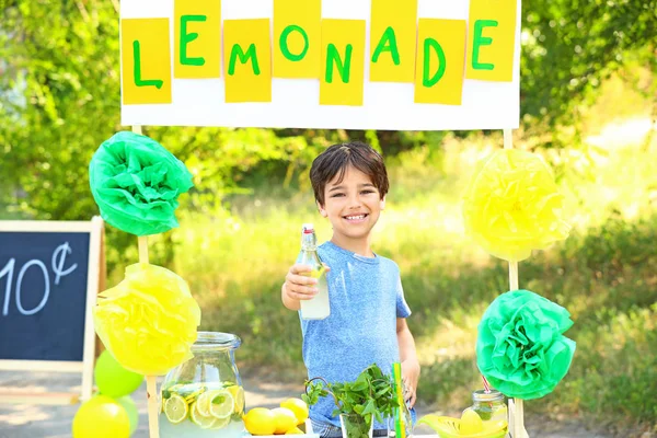 Netter kleiner Junge am Limonadenstand im Park — Stockfoto