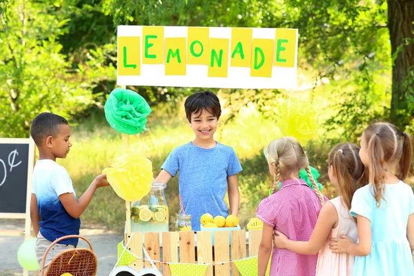 可爱的小孩在公园里卖柠檬水 — 图库照片